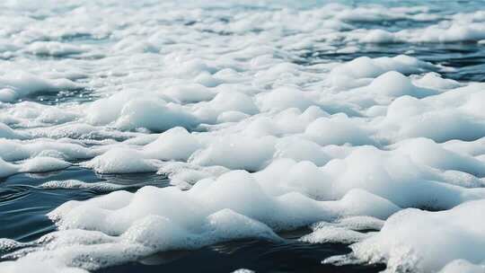 海面上白色泡沫特写