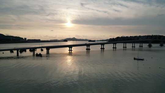 夕阳下桥梁横跨水面景观