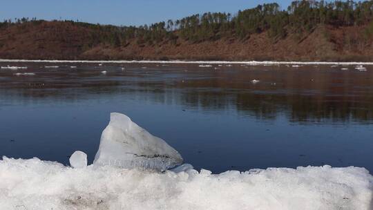黑水兴安塔河 河流上冰雪的融化视频素材模板下载