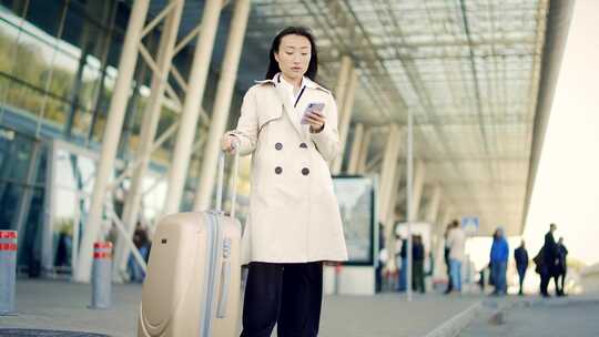肖像站在背景上的亚洲年轻女商人现代火车站