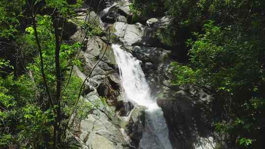 山间溪流