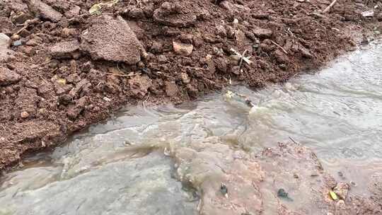 下雨天水流泥巴慢动作2