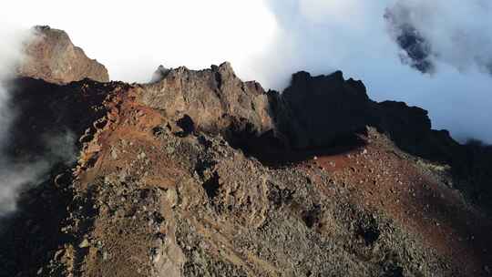 留尼汪岛皮通德斯内吉斯山顶的无人机镜头。