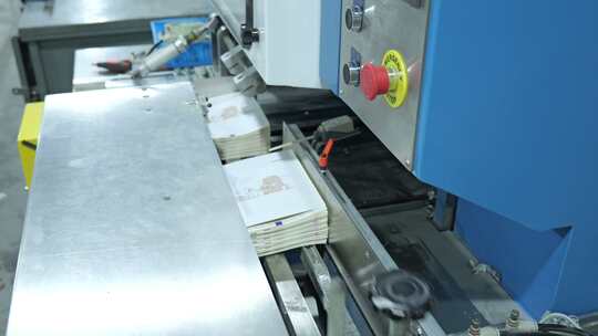 印刷厂里图书装订运送机械流水线10