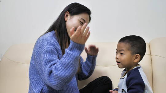 中国女性女士小朋友居家在沙发上玩游戏