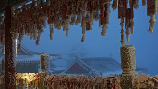 寒冷冬天冰雪凝固的祈福牌