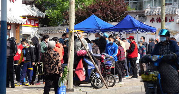 亚洲中国人城市居民排队做核酸做检查