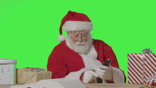 圣诞老人在屏幕前玩手机
