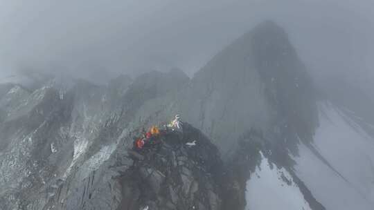 航拍登顶川西横断山脉乌库楚雪山的登山者