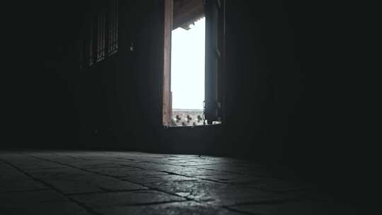 古建大门斑驳的地面