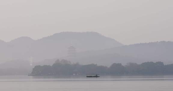 杭州市西湖清晨晨雾风光