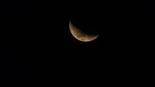 夜空中的新月