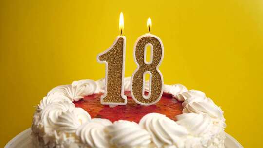 18.插入节日蛋糕的数字18形式的蜡烛被