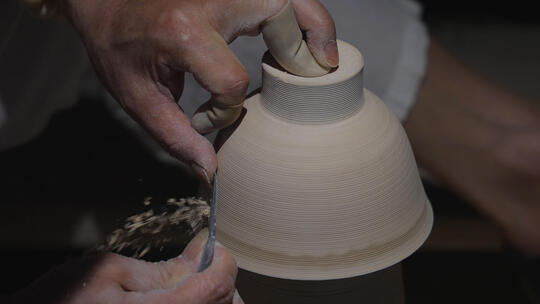 江西景德镇手工工匠现场制作陶瓷瓷器视频素材模板下载