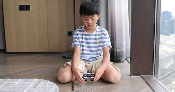 男孩在室内玩魔术 魔术表演