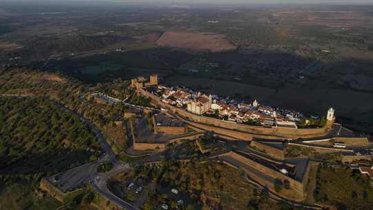 日出时葡萄牙农村景观中的蒙萨拉斯村。无人机视图