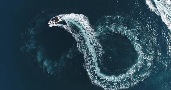 夏日白色游船的空中俯视图