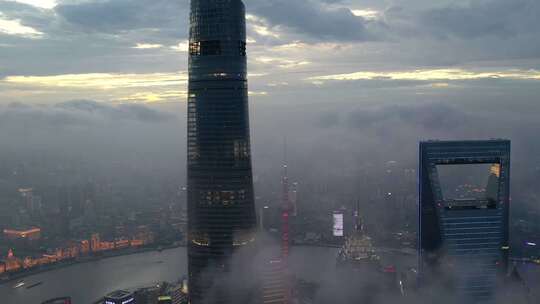 云海中的上海中心