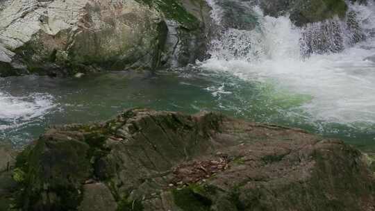 禅意流淌：情感山谷中的水流风景