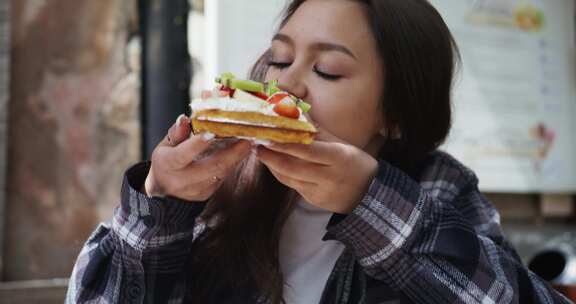 吃比利时华夫饼的女人