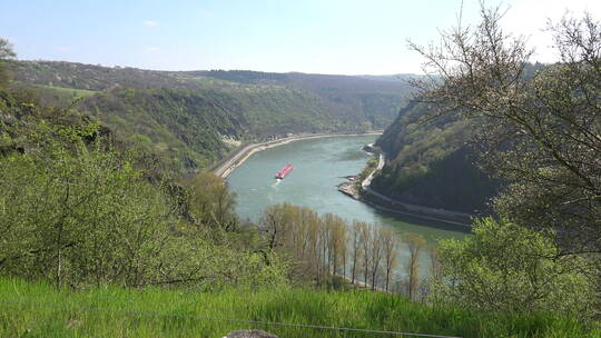 德国莱茵河放大的红色驳船
