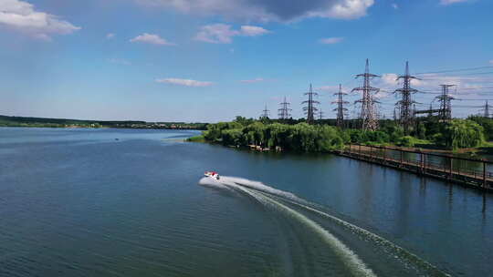 摩托艇在水上快速行驶。无人驾驶飞机俯瞰划过河流的船只