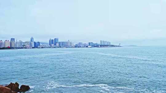 青岛下雨中的浮山湾城市建筑海岸线风光