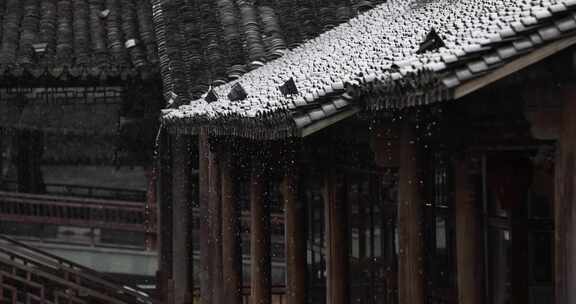 （慢镜）中国千年古镇乌镇下雨天屋檐滴水