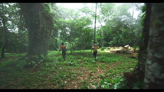 俩个女孩在森林中散步