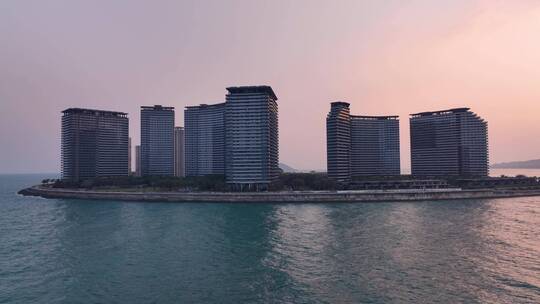 夕阳下的万宁日月湾酒店建筑视频素材模板下载