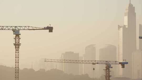 大雾中的烟台城市天际线和建设中的工地