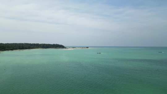 泰国龟岛的芒果湾，长尾船接近海岸，空中接
