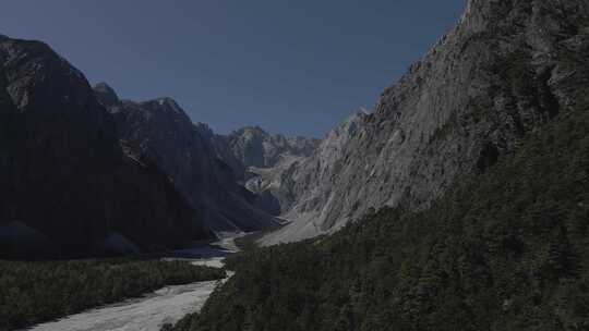 4K航拍云南丽江玉龙雪山大峡谷