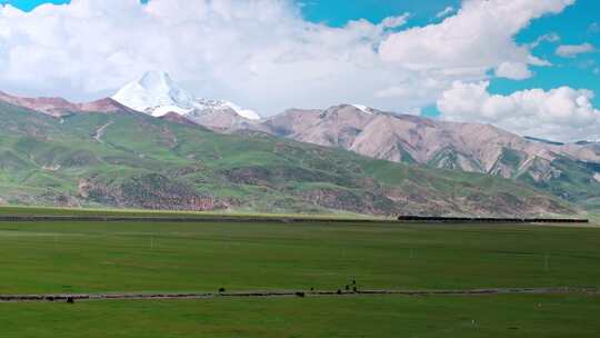 青藏高原雪山草原青藏铁路行驶的列车航拍视频素材模板下载