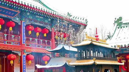 北京冬季下雪天烧香祈福庙宇风光