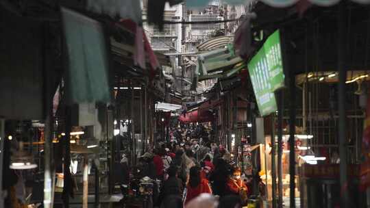 拥挤的厦门老街开元路菜市场人群熙熙攘攘