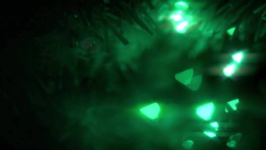 圣诞装饰下闪烁的绿灯