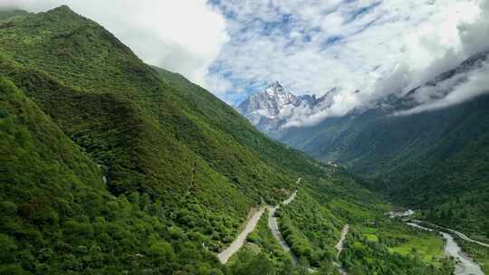 航拍云雾缭绕的四川阿坝四姑娘山幺妹峰