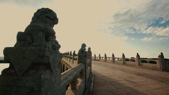 北京颐和园十七孔桥的石狮子