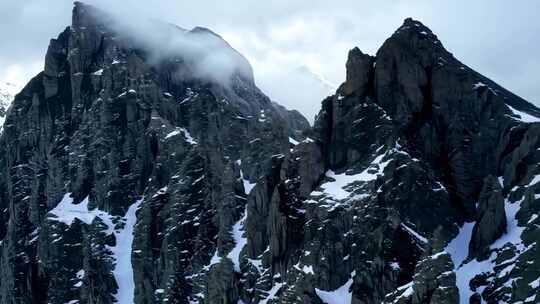 云雾缭绕的雪山群峰景象