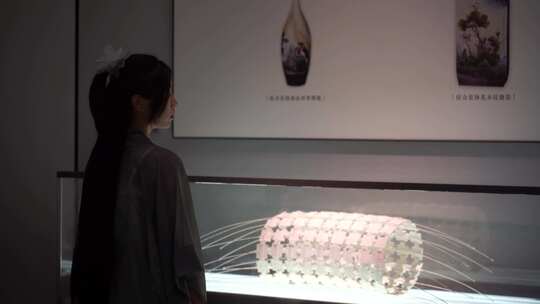 美女参观博物馆看展览女人欣赏陶瓷艺术品视频素材模板下载