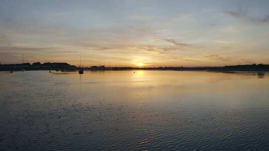 马拉海德码头美丽的日落。无人机正飞向太阳，低到水面