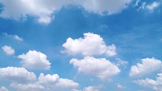 白色蓬松的云和蓝天延时拍摄