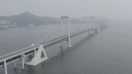 雾霾下的大连跨海大桥