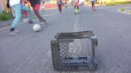 孩子们在街上踢足球
