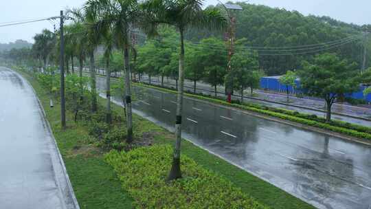 下雨天马路行驶的车