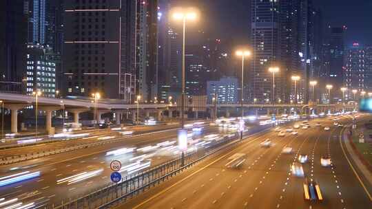 高峰时间在繁忙的城市道路上行驶的汽车