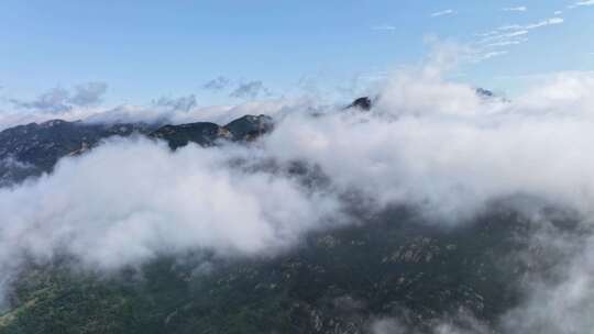 雨后泰山云雾缭绕