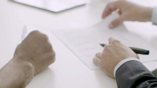 4K-商务人士握手预付签约的特写