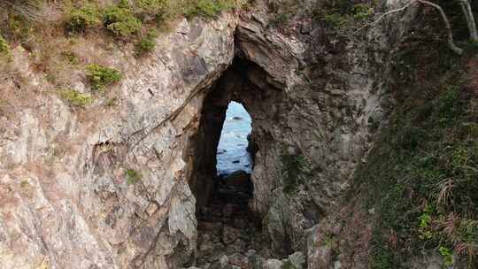 无人机航拍东西涌海岸线海浪礁石海边山洞穴